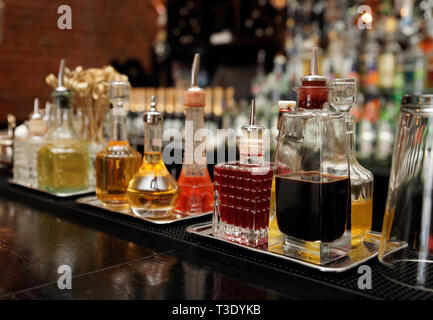 Bitters y perfusiones en el mostrador de bar, bar de botellas de fondo borroso