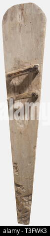 Un escudo para el club "Gioco del Ponte", Pisa, 17ª/18ª siglo un grueso escudo de madera pintada en un patrón de tablero de ajedrez en la parte delantera. Un pequeño hueco en la parte trasera con dos mangos de madera sujeta por clavos. La madera algo gusano comido en algunos lugares, el frontal muestra grandes áreas de astillado en la pintura. Longitud de 99,5 cm. Raro tipo de blindaje antes de 1761 (sello de aceptación y la fecha en la espalda fueron más tarde) que se usan en el puente de juego en Pisa entre 1568 y 1807 (con diversas interrupciones). Cf. L. Boccia, Museo Stibbert, no. 178 así como el 'Il gioco del, Additional-Rights-Clearance-Info-Not-Available