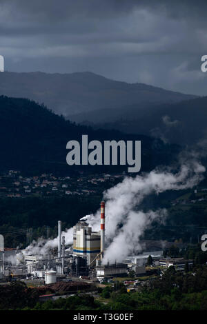 Vista aérea de una fábrica que contaminan el aire Foto de stock