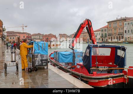 Un barco de carga de trabajo en Venecia.