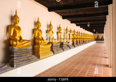Estatua de Buda de oro en Wat Phutthaisawan Templo en Ayutthaya, Tailandia. Foto de stock