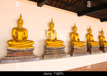 Estatua de Buda de oro en Wat Phutthaisawan Templo en Ayutthaya, Tailandia. Foto de stock