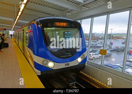 Metro línea SkyTrain de Vancouver Canadá en YVR Airport Station en Richmond, British Columbia, Canadá. Foto de stock