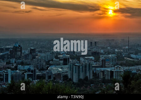 Vista de la puesta de sol de la ciudad de Almaty de Kok-tobe Hill, Almaty, Kazajstán Foto de stock