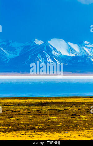 Hala Lago y nevados cordillera Qilian ,Qinghai-Tibet Platea,China Foto de stock