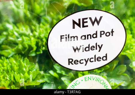Instrucciones de reciclaje en olla de perejil rizado hojeados leer Film y Pot ampliamente reciclados. Foto de stock