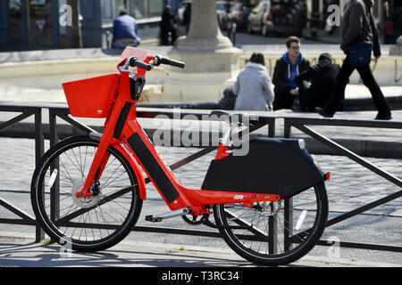 500 de salto bicicletas y scooters 500 han sido desplegados en París el 11 de abril, como el primer intento de Uber sobre esta actividad - París - Francia Foto de stock
