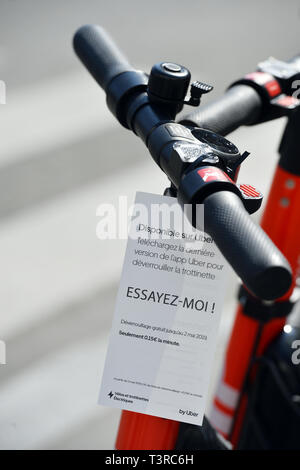 500 de salto bicicletas y scooters 500 han sido desplegados en París el 11 de abril, como el primer intento de Uber sobre esta actividad - París - Francia Foto de stock