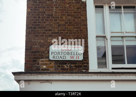 Londres/UK - 20 Julio 2018: Portabello Road nombre Sign, Londres, Reino Unido. Se ejecuta casi la longitud de Notting Hill de sur a norte, paralela con