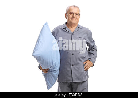 Feliz anciano hombre en pijama sosteniendo una almohada aislado sobre fondo blanco.