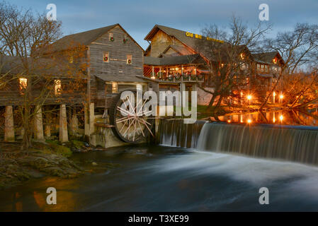 Old Mill Restaurant con rueda de agua gigante, cascadas y fluyendo río Pigeon, en Pigeon Forge, Tennessee, EE.UU. Justo a las afueras de Great Smoky Mountains. Foto de stock