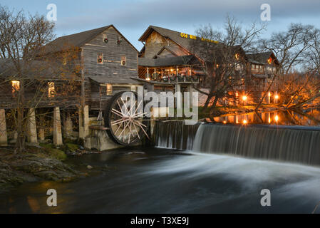 Old Mill Restaurant con rueda de agua gigante, cascadas y fluyendo río Pigeon, en Pigeon Forge, Tennessee, EE.UU. Justo a las afueras de Great Smoky Mountains. Foto de stock