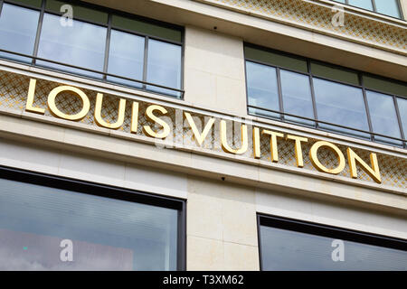 Tienda Louis Vuitton en París Francia Fotografía de stock - Alamy