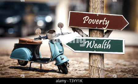 Calle signo ricos versus pobreza Foto de stock