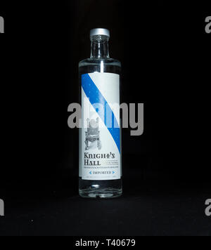 New York, NY - 5 de abril de 2019: Botella de Knightâ€™s Hall vodka de  Holanda en exhibición en vestidos de falda caridad Fashion Show 2019  Edition en la Iglesia de los