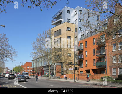 Nuevo desarrollo de la vivienda y la nueva estación de bomberos en London's Old Kent Road, ahora la ruta de un proyecto de extensión a la línea de metro Bakerloo Foto de stock