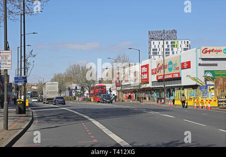 London's Old Kent Road, la famosa sección de la carretera A2 hacia Dover, ahora la ruta de un proyecto de extensión a la línea de metro Bakerloo Foto de stock