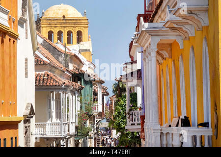 Cartagena COLOMBIA,calle estrecha,balcones,arquitectura colonial,techos de tejas,cúpula,Convento de Santo Domingo,iglesia convento,COL190122028