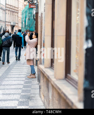 Las hembras jóvenes turistas asiáticos toma fotografías mientras turismo en Praga, República Checa - vacaciones de Pascua Foto de stock