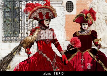 Máscaras Venecianas Tradicionales Para Carnaval Venecia Italia Hermosas  Máscaras Venecianas — Foto editorial de stock © resulmuslu #430917128