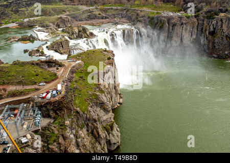 Vista desde arriba de una gran cascada en el río Snake durante la primavera escurrimientos Foto de stock