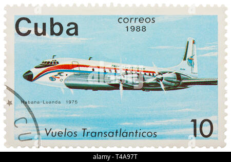 CUBA: circa 1988: un sello impreso en Cuba muestra la imagen del avión en vuelo transatlántico, La Habana - Luanda en 1975, circa 1988 Foto de stock