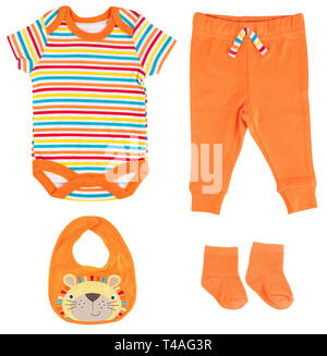 Ropa de bebé aislado sobre fondo blanco. Traje multicolor rayas del cuerpo del bebé, bib, pantalones, calcetines. Foto de stock