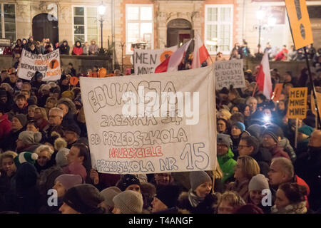 Apoyo al maestro polaco nacional huelga exigiendo aumento salarial en Gdansk, Polonia. El 13 de abril de 2019 © Wojciech Strozyk / Alamy Stock Photo *** Ca Local Foto de stock