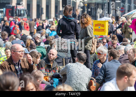 Westminster, Londres, Reino Unido; el 15 de abril de 2019; multitudes de manifestantes en la Plaza del Parlamento durante clima protesta organizada por extinción rebelión Foto de stock