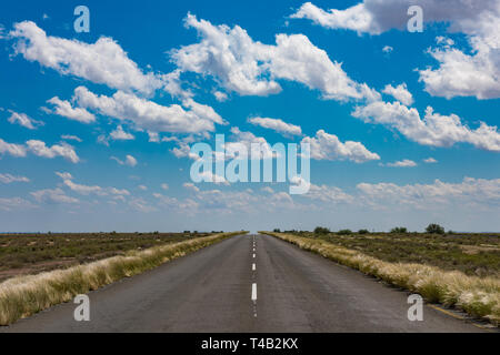Imagen vibrante de la carretera del desierto y el azul cielo nublado