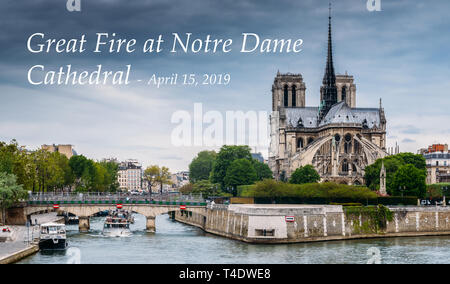 Exterior de la catedral de Notre Dame, la catedral católica medieval, con título sobre el gran incendio, el 15 de abril de 2019, París, Francia Foto de stock