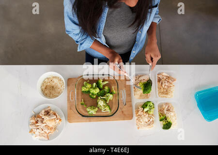 Vista aérea de la mujer en la cocina preparando comida alta en proteínas