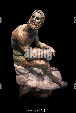 Raro griego original estatua de bronce de un atleta después de un combate de boxeo, un 1% BC. El atleta, sentado sobre una roca, está descansando después de un combate de boxeo Foto de stock