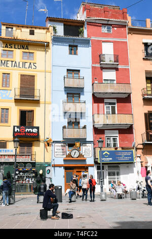 Músico callejero y colorida vivienda, Plaza del Doctor Collado, Valencia, España, abril de 2019 Foto de stock