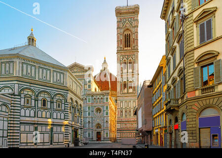 La Piazza del Duomo y la catedral de Santa Maria del Fiore en Florencia, Italia, en el Sunrise