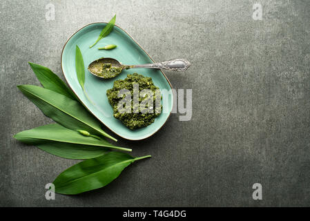 El ajo silvestre o ramson frescos ingredientes de pesto- Imagen. Concepto de comida saludable primavera