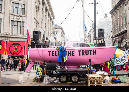 London UK 16 Abr 2019 una mujer habla delante del barco con'decirle la verdad' escrito en Oxford Street.