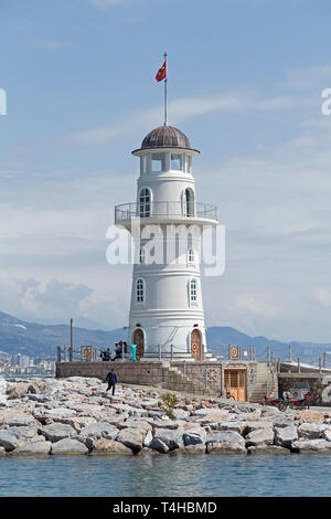 Faro en la entrada del puerto, provincia de Alanya, Antalya, Turquía Foto de stock