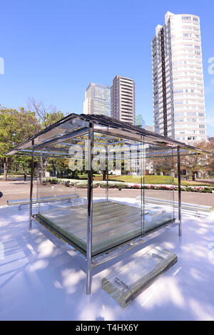 Tokio, Japón. 16 abr, 2019. Un vaso de té de estilo japonés casa "Kou-una', diseñado por el artista japonés Tokujin Yoshioka se visualiza en el suelo del Centro Nacional de Arte en Tokio, en una rueda de prensa previa a martes, 16 de abril de 2019. La casa de té, que fue construido en 2015 y situado en Kioto anteriormente se mostrarán al público desde el 17 de abril hasta el 10 de mayo. Crédito: Yoshio Tsunoda/AFLO/Alamy Live News Foto de stock