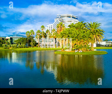 El Casino Crown y Crown Metropol hotel rodeado de palmeras y un lago. Burswood, WA Foto de stock