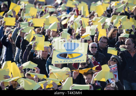 Apoyo al maestro polaco nacional huelga exigiendo aumento salarial en Gdansk, Polonia. El 16 de abril de 2019 © Wojciech Strozyk / Alamy Stock Photo *** Ca Local Foto de stock
