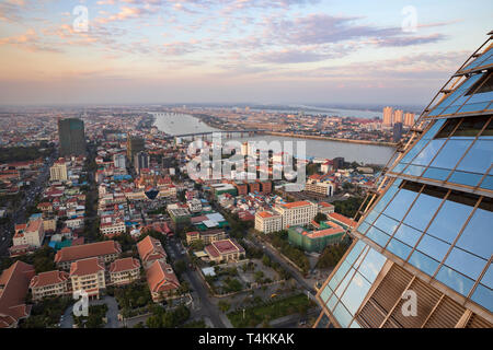 Vistas de la ciudad al atardecer desde el Sky Bar en el Rosewood Phnom Penh, Phnom Penh, Camboya, Sudeste Asiático, Asia