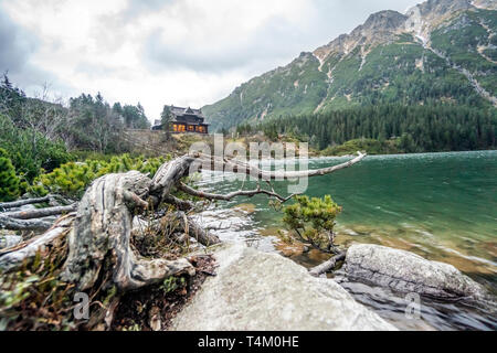 Vivienda de madera cálida iluminada por Morskie Oko lago en las Montañas Tatra, Polonia Foto de stock