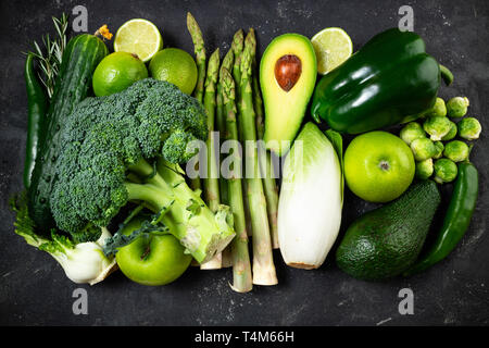 Variedad de vegetales verdes y frutas. Alimentos saludables, frutas y verduras, dietas, comer limpio, concepto de desintoxicación. Vista superior Foto de stock