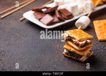 S'mcaseros menas con galletas, malvaviscos y chocolate Foto de stock