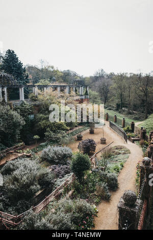Londres, Reino Unido - 11 de abril de 2019: La Colina jardín y pérgola en Golders Green, Londres, Reino Unido. El área fue abierto al público en 1963 como jardín de la colina.
