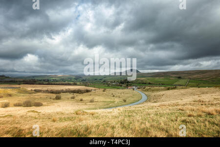 Reino Unido vistas a lo largo de paisajes: Austwick Road hacia Pen-y-ghent montaña, valles de Yorkshire Foto de stock