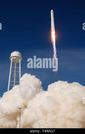 En la Isla Wallops, Virginia, EE.UU. 17 abr, 2019. El cohete Antares Cygnus llevando la nave espacial de carga se levanta desde las Instalaciones de Vuelo Wallops de la NASA en Wallops Island, Virginia, en los Estados Unidos, el 17 de abril de 2019. Se lanzó un cohete de EE.UU. este miércoles a partir de las Instalaciones de Vuelo Wallops de la NASA en la Costa Oriental de Virginia, transportar carga con la agencia espacial la misión de reabastecimiento de la Estación Espacial Internacional (ISS). El Antares cohete construido por Northrop Grumman levantado a las 4:46 P.M. EDT, llevando el Cygnus naves espaciales de carga a la ISS. Crédito: Xinhua/Alamy Live News