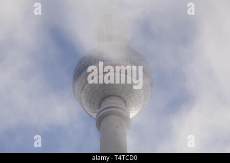 En la niebla de la Torre de Televisión, Berlín, Alemania, Europa
