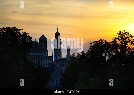 Vista del Ayuntamiento de Augsburgo con torre Perlach al atardecer, Augsburg, Schwaben, Bayern, Alemania, Europa Foto de stock